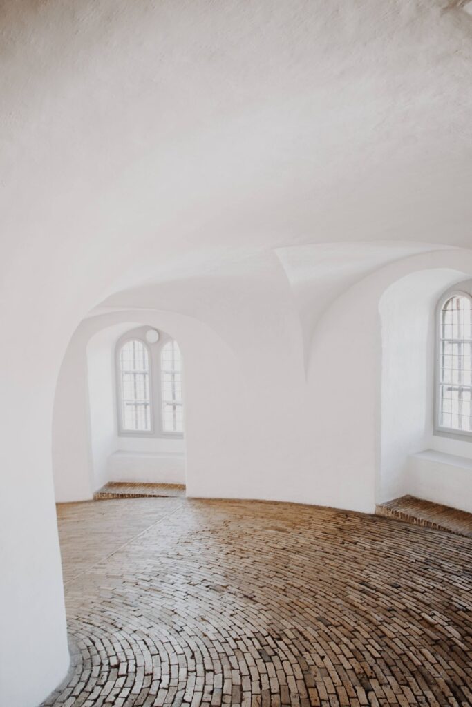 Een ronde muur, kolom of nis afwerken: zo pak je die lastige plek aan